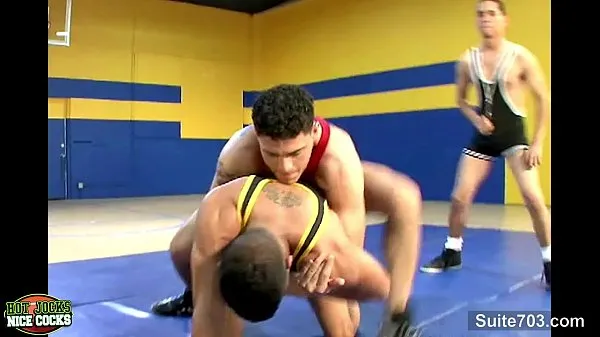 Mejores Gays deportivos follando bien en trío clips de películas