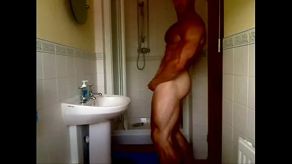 ベスト Bodybuilder taking a delicious bath クリップ映画