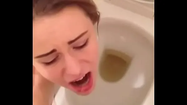 Beste Hot brunette teen slut swallows boyfriends piss over toilet clips Films