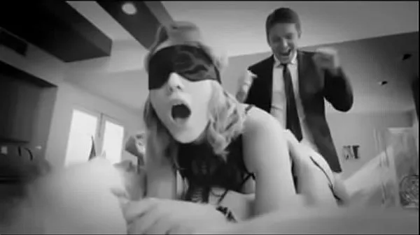 Meilleurs Hotwife aux yeux bandés partage avec un ami et double pénétration clips Films