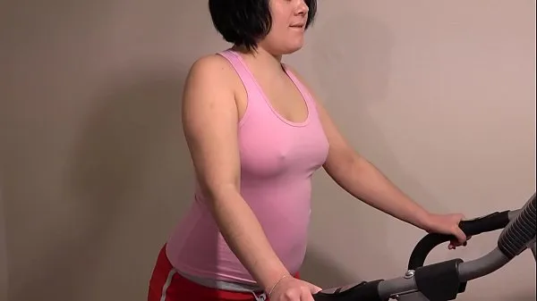 Mejores Con un tapón anal en la cinta, combino fitness y orgasmo y entreno culo jugoso clips de películas