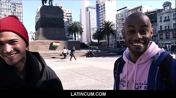 Melhores Espanhol latino Twink Kendro se encontra com um cara negro latino no Uruguai para uma cena de merda clipes de filmes