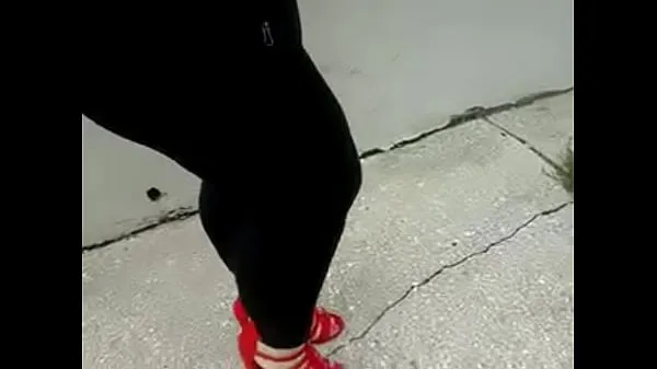 Beste BBW Latina Milf läuft mit großen dicken, wohlgeformten Beinen in Leggings und Heels (rotClips aus Filmen