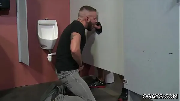 Gay Couple Having Fun At A Public Gloryhole Filem klip terbaik