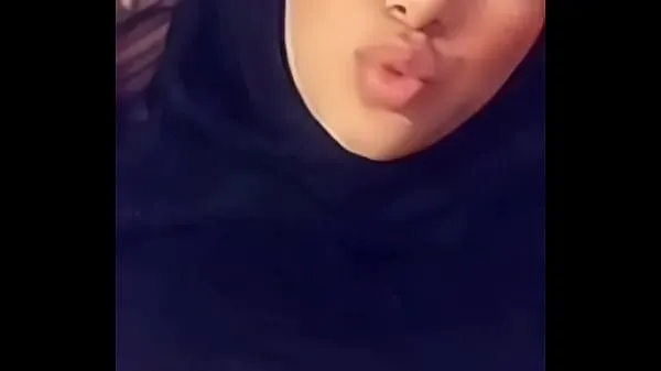 Meilleurs Une fille musulmane de hijabi aux gros seins prend une vidéo sexy sur selfie clips Films