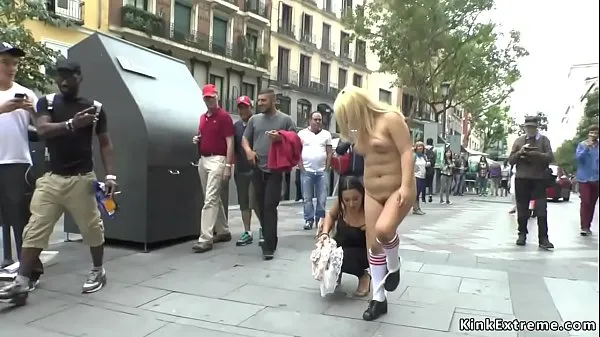 Meilleurs Esclave blonde nue ramper en public clips Films