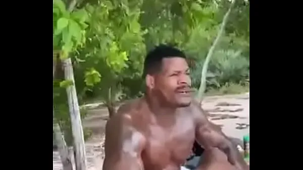 أفضل Negro dotado musculoso en la playa / Negao dotado musculoso na praia مقاطع الأفلام