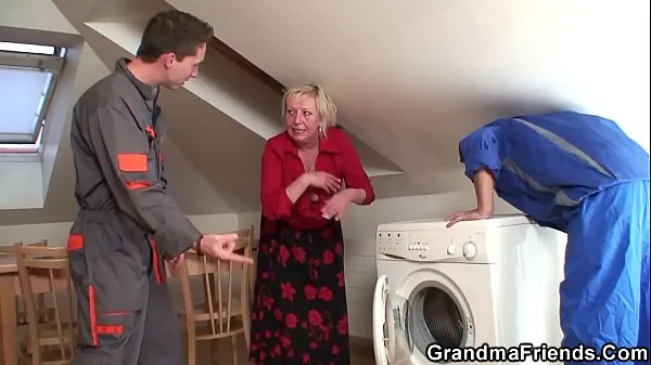 Najboljši Two repairmen fuck busty granny till cum posnetki, filmi