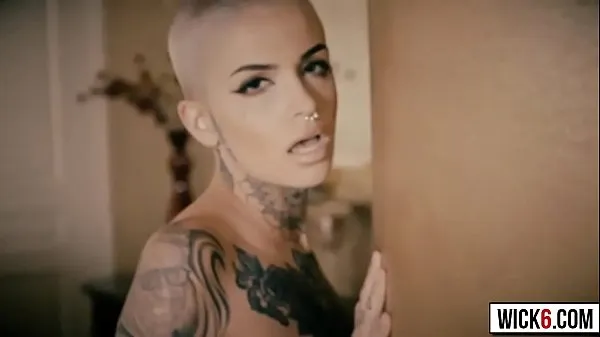 I migliori film La bionda tatuata a pelo corto Leigh Raven succhia un enorme osso che sbava su tutto il fusto clip