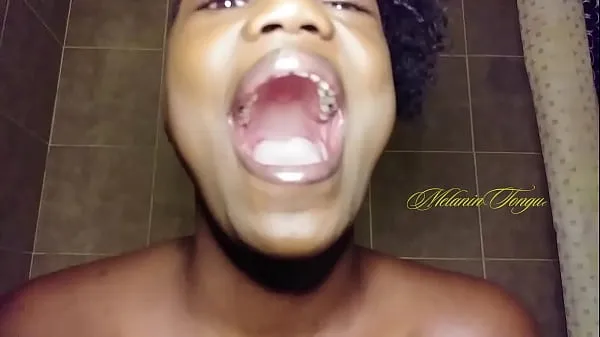 Bedste YIEtonguefetishvidss TongueFetish model MelaninTongue showing how wide her mouth stretches open filmklip