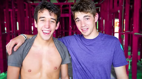 Mejores Dos twinks se divierten al aire libre clips de películas