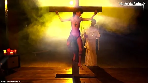 Mejores El Hot Christian Twink obtiene sus pecados perdonados después de que el santo padre dominante se lo folla a pelo clips de películas