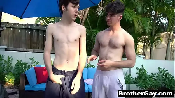 Young twink gets trained by older stepbrother Filem klip terbaik