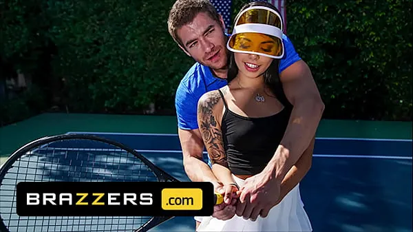 Beste Xander Corvus) Massages (Gina Valentinas) Foot To Ease Her Pain They End Up Fucking - Brazzers klippfilmer