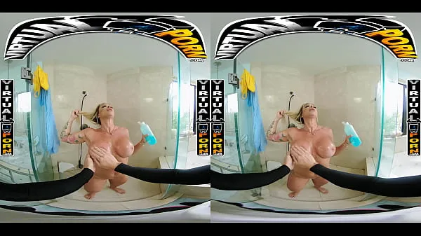 Najboljši Busty Blonde MILF Robbin Banx Seduces Step Son In Shower posnetki, filmi