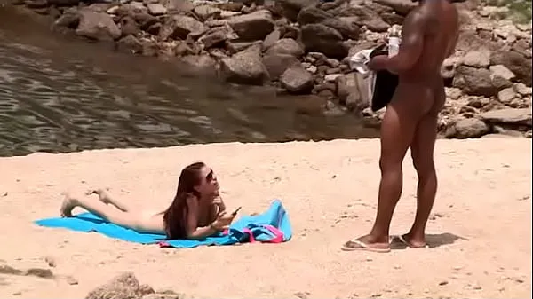 Mejores Tipo negro busca follar en la playa nudista y acaba haciéndolo con una MILF clips de películas