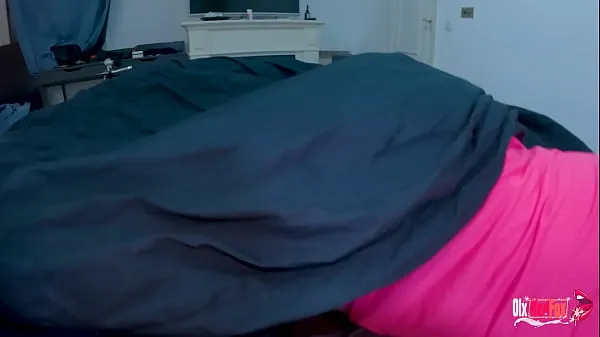 Mejores Madrastra e hijastro comparten una cama - Madrastra se despierta y su hijastro se masturba - POV, MILF, sexo familiar clips de películas