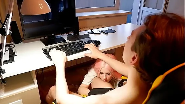 सर्वश्रेष्ठ A beautiful girl sucks a gamer's dick while he plays क्लिप फ़िल्में