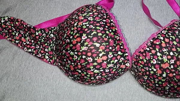 I migliori film I jerk off and cum in my friend's new flower bra clip