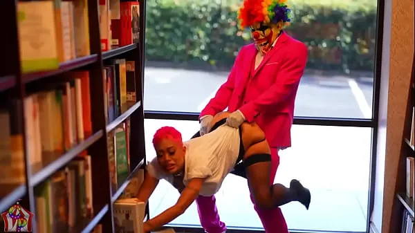 I migliori film Gibby The Clown sbatte Jasamine Banks in una libreria clip