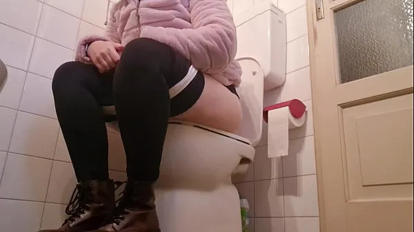 Beste Tolle Pisse und Fürze im Badezimmer eines Freundes in 4KClips aus Filmen