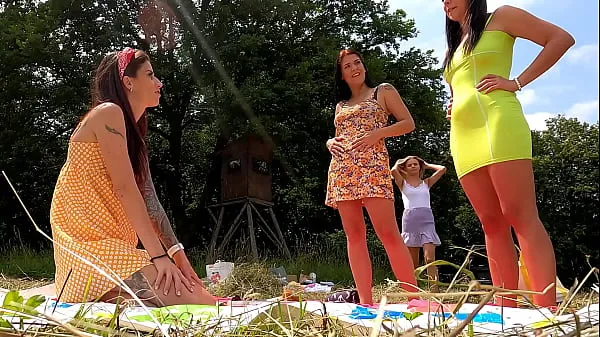 Mejores Sexy y Hot Shaved Pussy Girls en Flirty Sundress Short Skirts Playing Games. Hermosas chicas de grandes tetas y culo festejan al aire libre jugando y probando bragas y SIN BRAGAS clips de películas