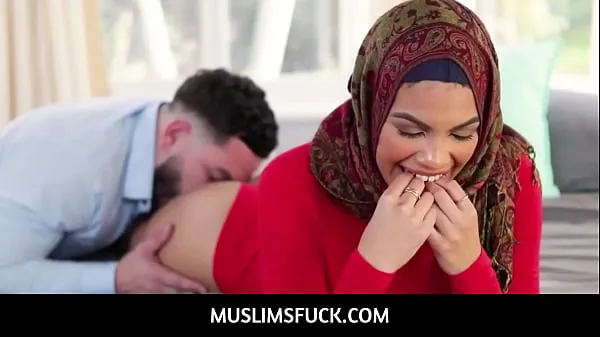 Meilleurs MuslimsFuck - La demi-soeur arabe en hijab se prépare pour un mariage arrangé - Maya Farrell clips Films