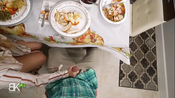 StepMom Gets Stuffed For Thanksgiving! - Full 4K Filem klip terbaik